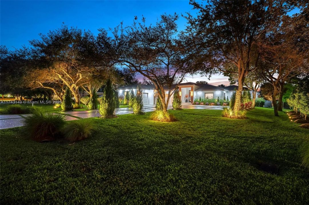 最近售出: $2,499,999 (5 贝兹, 4 浴室, 4501 平方英尺)