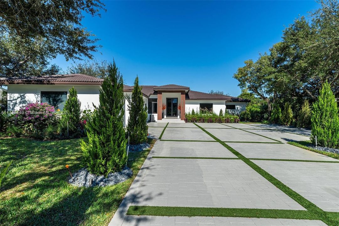 最近售出: $2,499,999 (5 贝兹, 4 浴室, 4501 平方英尺)