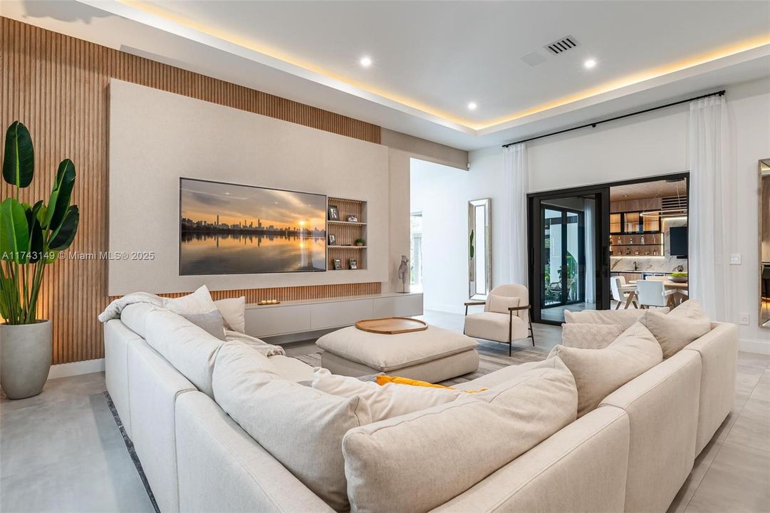 最近售出: $2,499,999 (5 贝兹, 4 浴室, 4501 平方英尺)