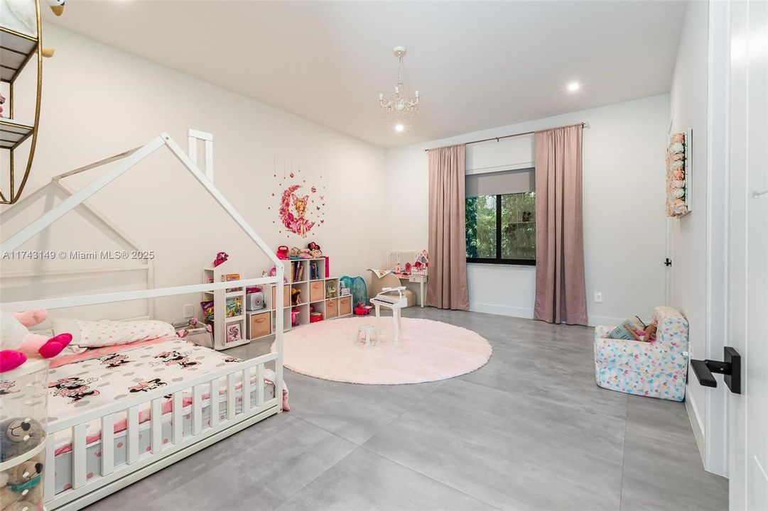 最近售出: $2,499,999 (5 贝兹, 4 浴室, 4501 平方英尺)