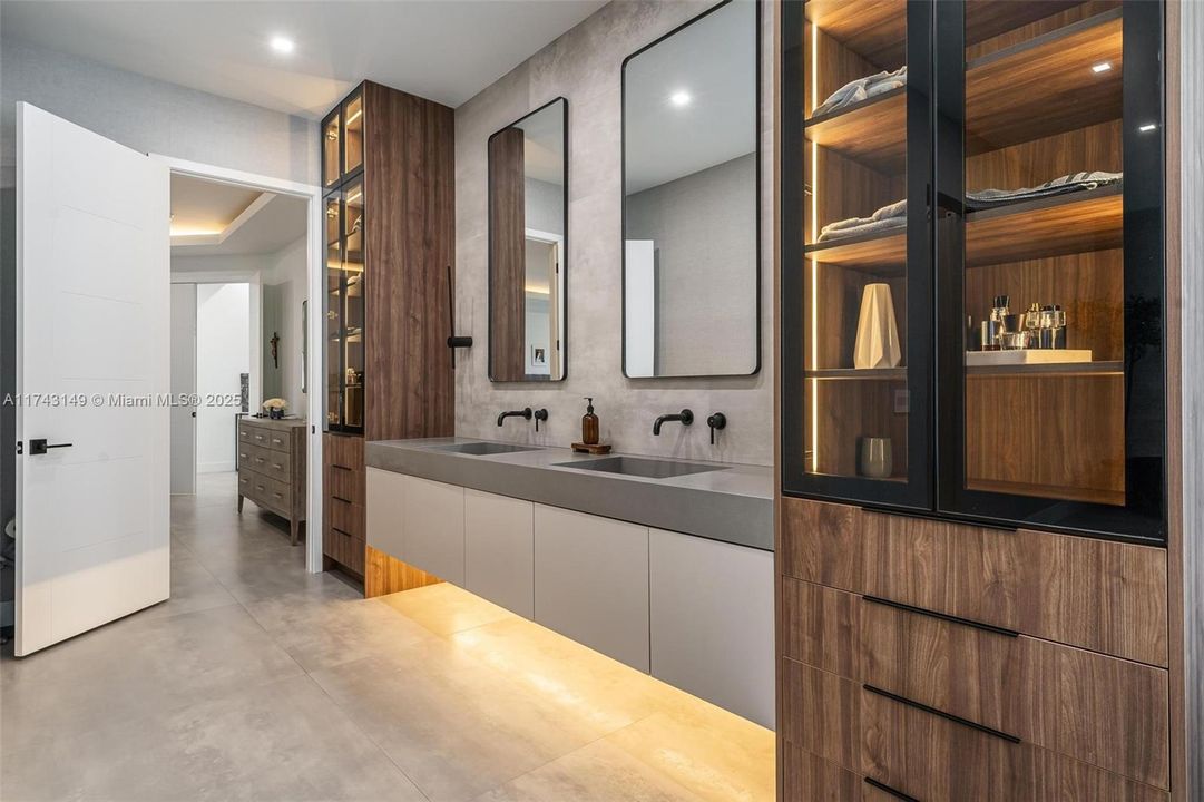 最近售出: $2,499,999 (5 贝兹, 4 浴室, 4501 平方英尺)