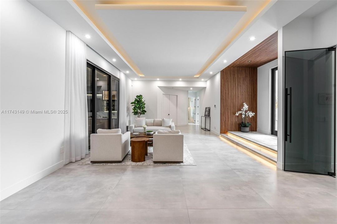 最近售出: $2,499,999 (5 贝兹, 4 浴室, 4501 平方英尺)