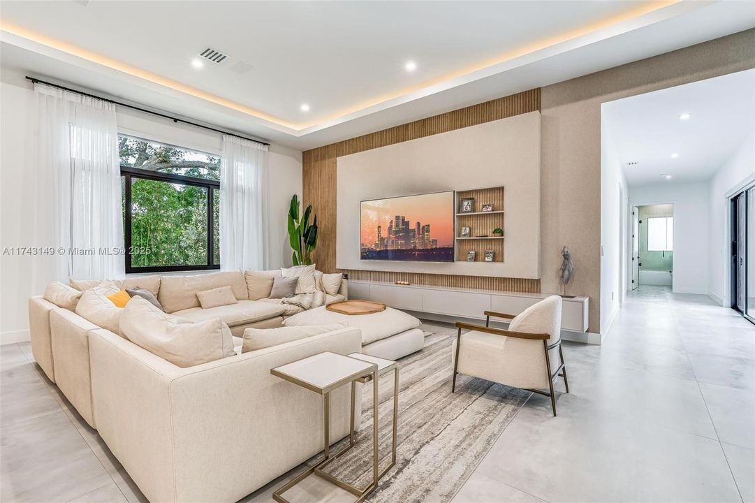 最近售出: $2,499,999 (5 贝兹, 4 浴室, 4501 平方英尺)