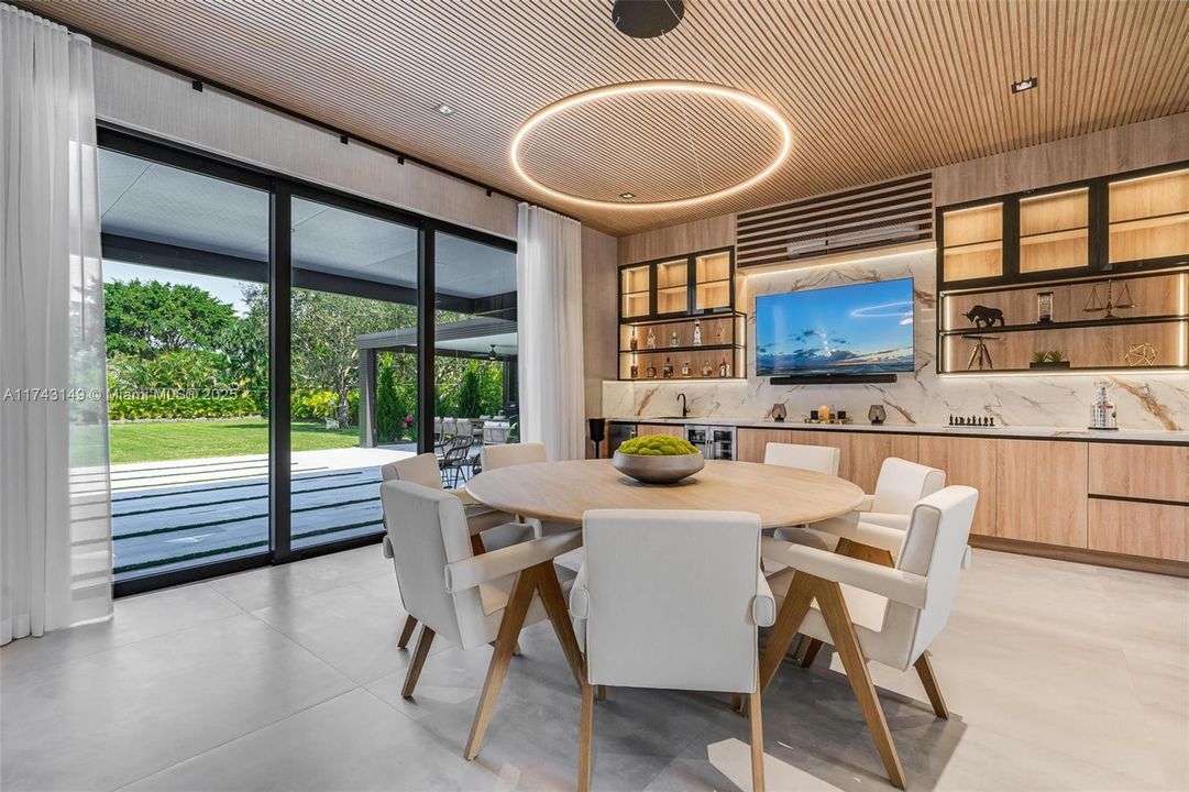 最近售出: $2,499,999 (5 贝兹, 4 浴室, 4501 平方英尺)