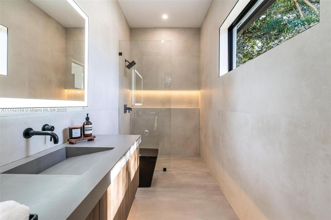 最近售出: $2,499,999 (5 贝兹, 4 浴室, 4501 平方英尺)