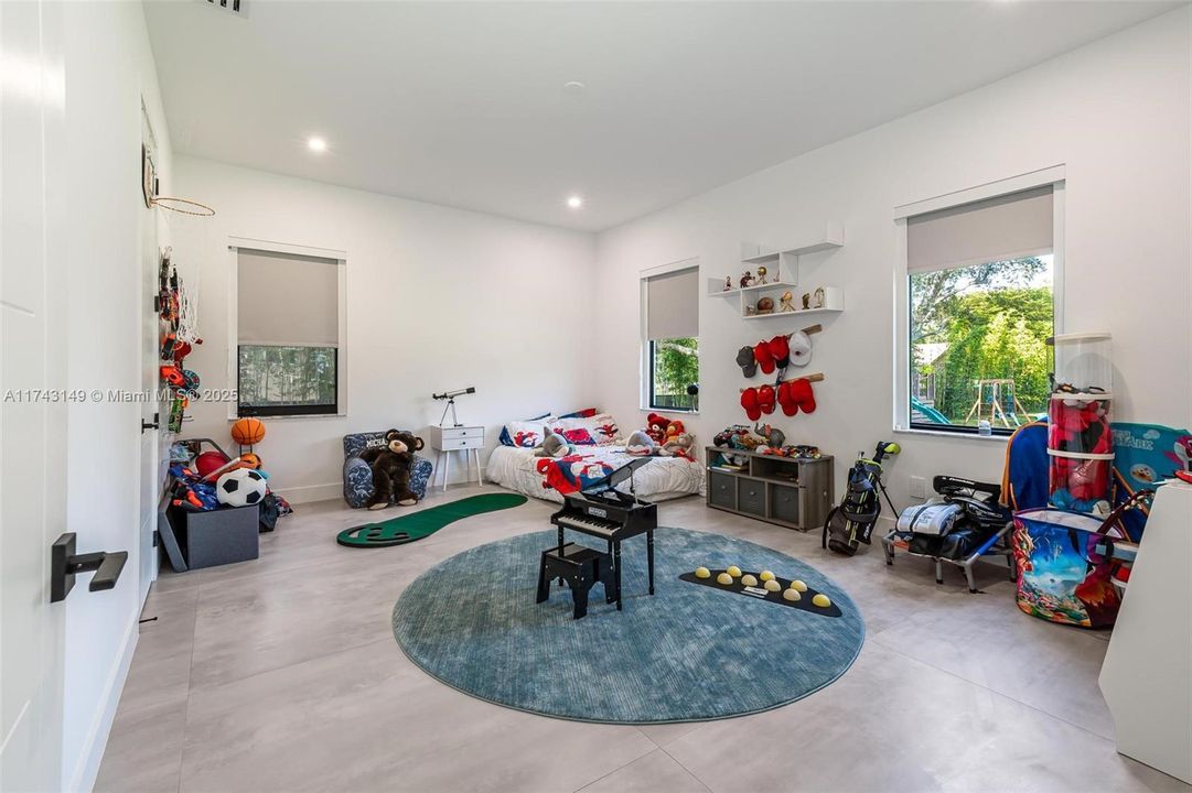 最近售出: $2,499,999 (5 贝兹, 4 浴室, 4501 平方英尺)