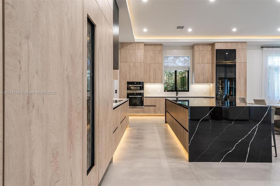 最近售出: $2,499,999 (5 贝兹, 4 浴室, 4501 平方英尺)