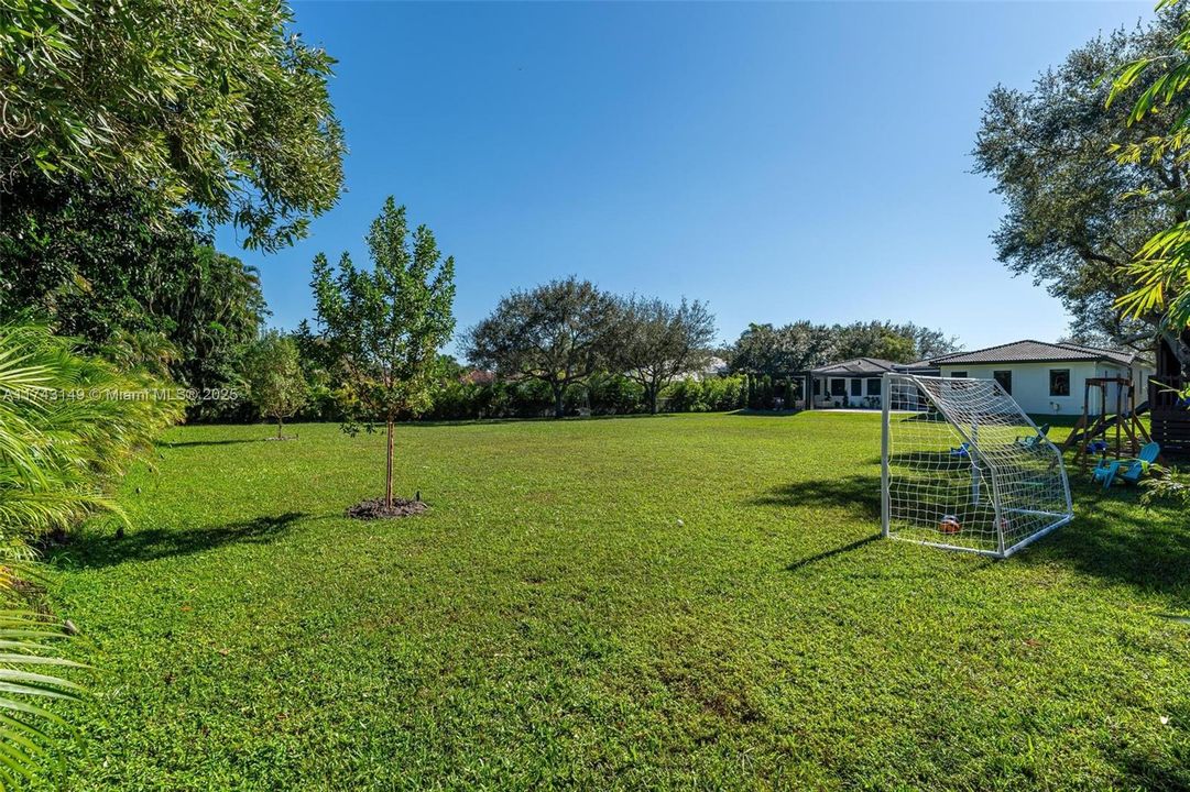 最近售出: $2,499,999 (5 贝兹, 4 浴室, 4501 平方英尺)