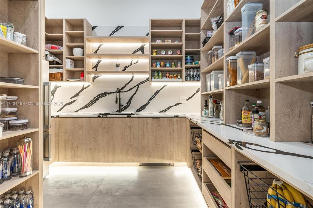 最近售出: $2,499,999 (5 贝兹, 4 浴室, 4501 平方英尺)