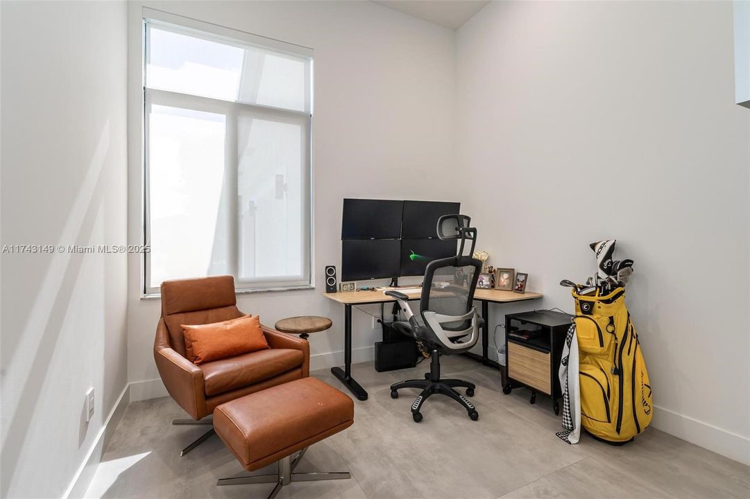 最近售出: $2,499,999 (5 贝兹, 4 浴室, 4501 平方英尺)