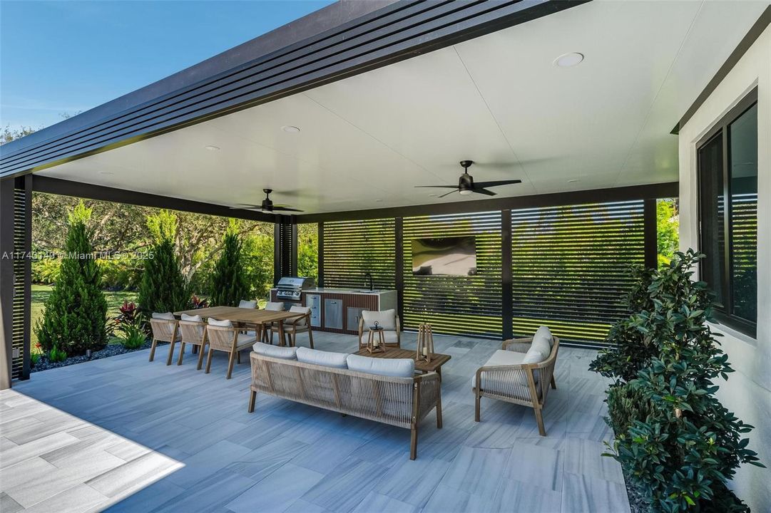 最近售出: $2,499,999 (5 贝兹, 4 浴室, 4501 平方英尺)