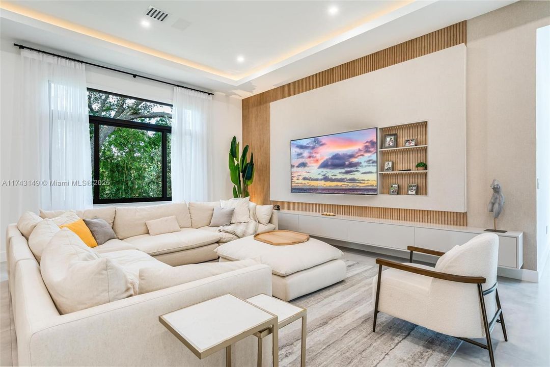 最近售出: $2,499,999 (5 贝兹, 4 浴室, 4501 平方英尺)