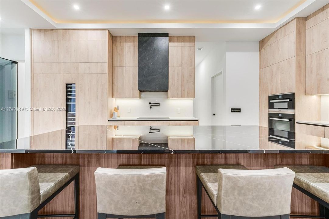 最近售出: $2,499,999 (5 贝兹, 4 浴室, 4501 平方英尺)