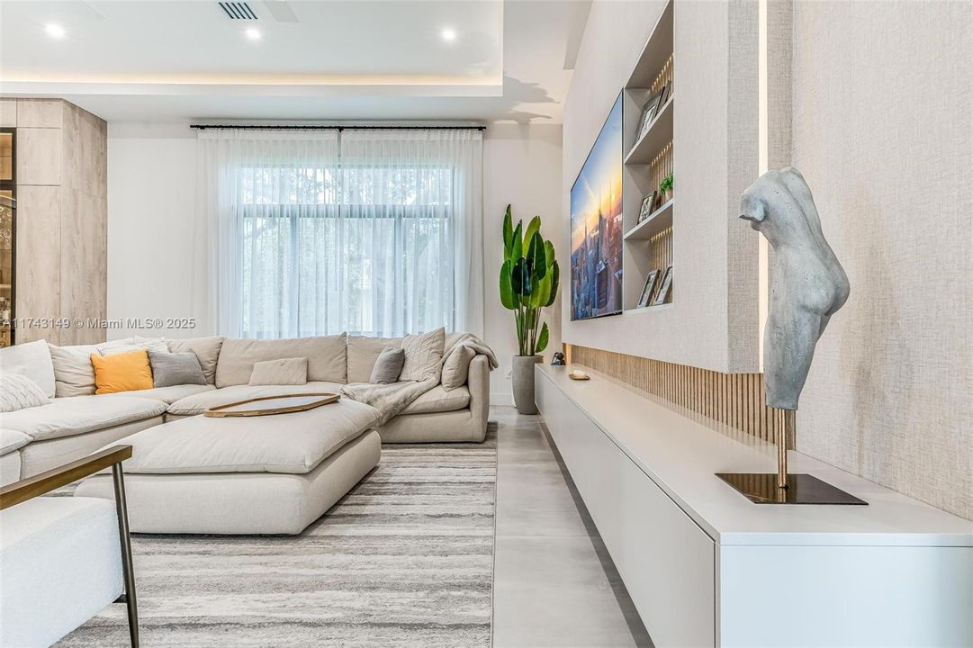 最近售出: $2,499,999 (5 贝兹, 4 浴室, 4501 平方英尺)