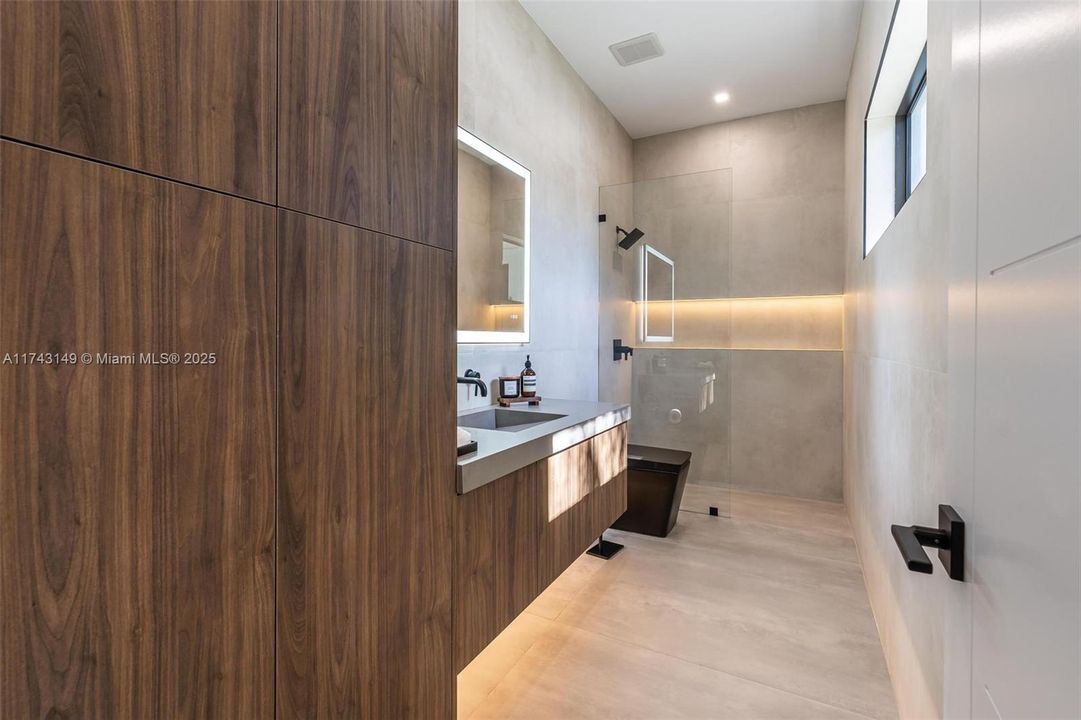 最近售出: $2,499,999 (5 贝兹, 4 浴室, 4501 平方英尺)