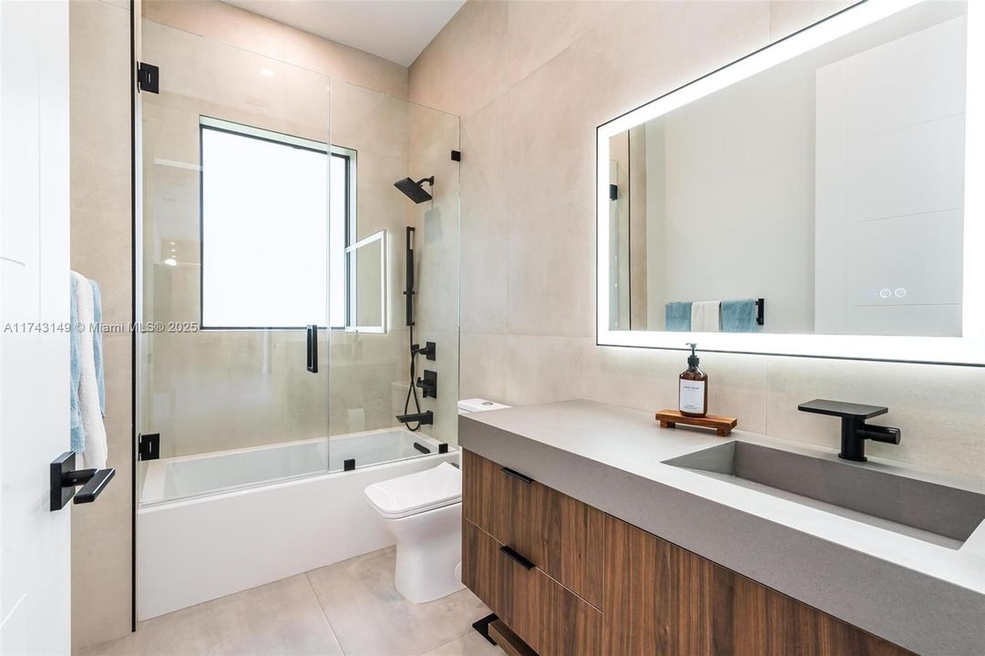 最近售出: $2,499,999 (5 贝兹, 4 浴室, 4501 平方英尺)