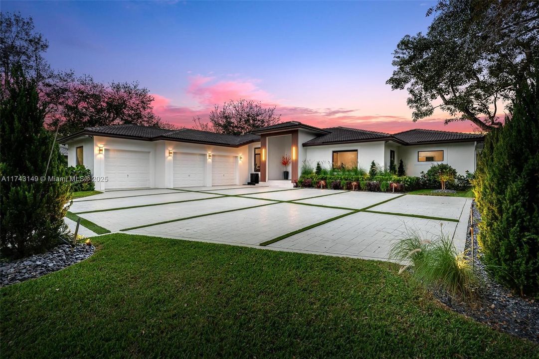 最近售出: $2,499,999 (5 贝兹, 4 浴室, 4501 平方英尺)