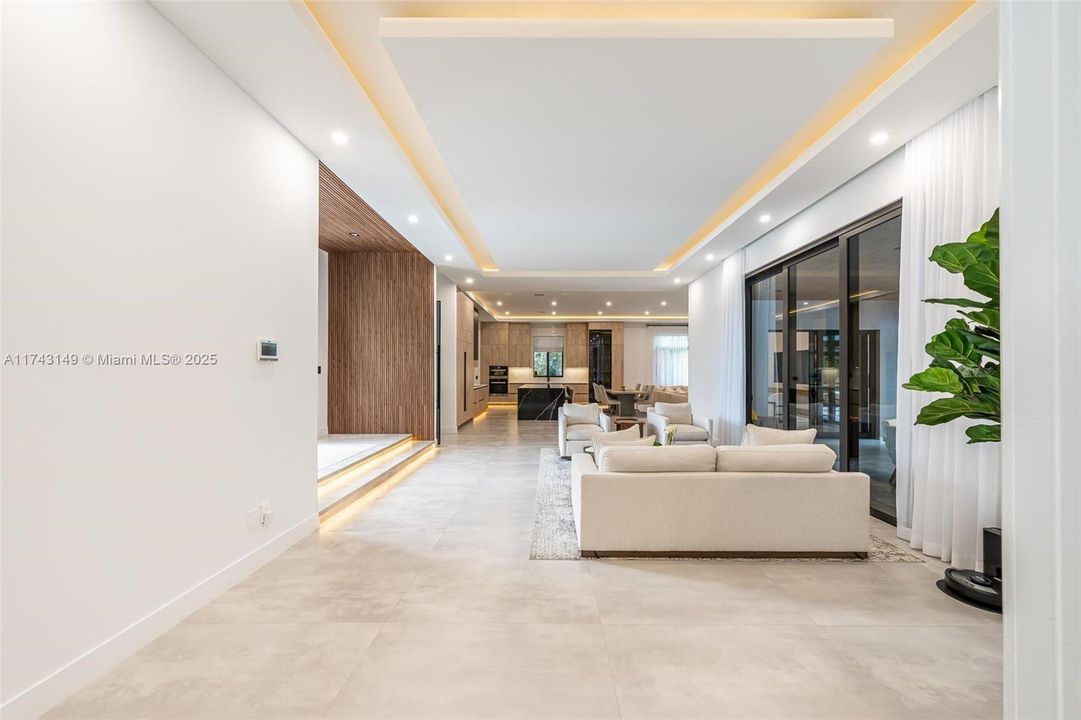 最近售出: $2,499,999 (5 贝兹, 4 浴室, 4501 平方英尺)