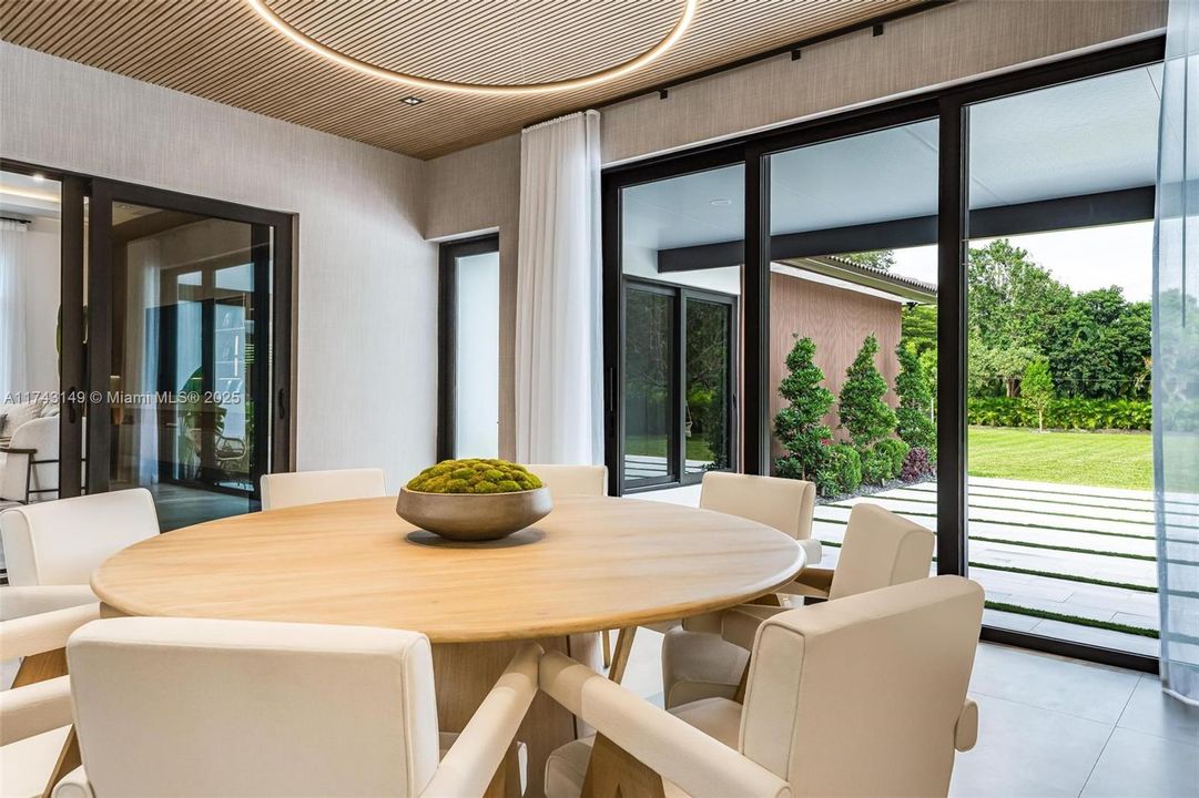 最近售出: $2,499,999 (5 贝兹, 4 浴室, 4501 平方英尺)