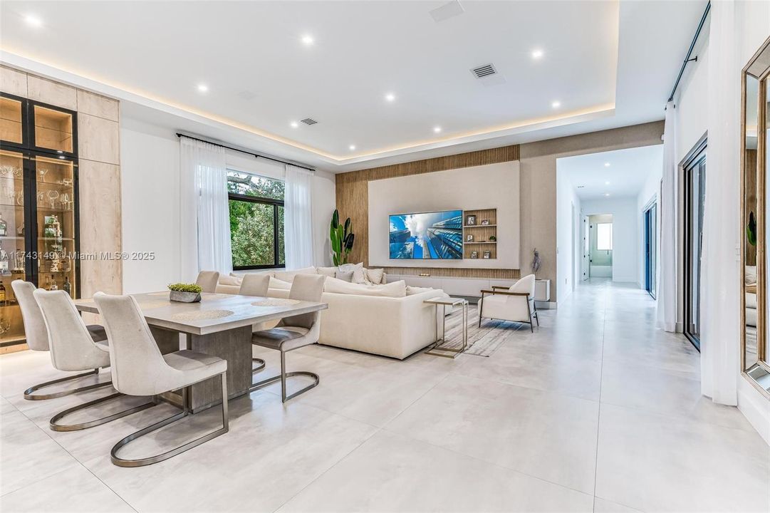 最近售出: $2,499,999 (5 贝兹, 4 浴室, 4501 平方英尺)