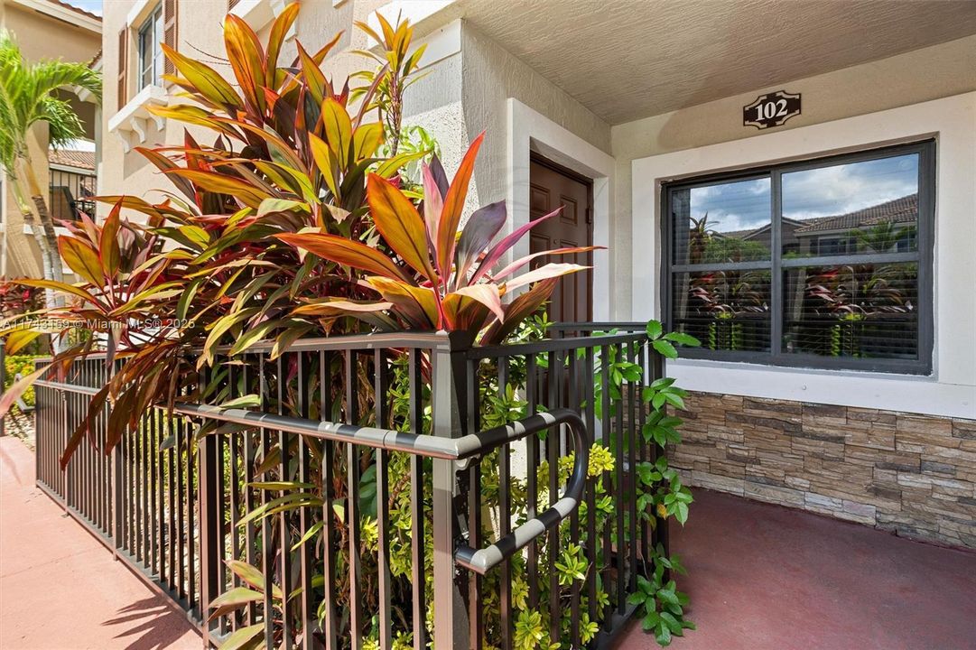 На продажу: $287,000 (2 спален, 2 ванн, 809 Квадратных фут)