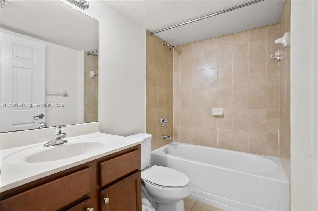 На продажу: $287,000 (2 спален, 2 ванн, 809 Квадратных фут)