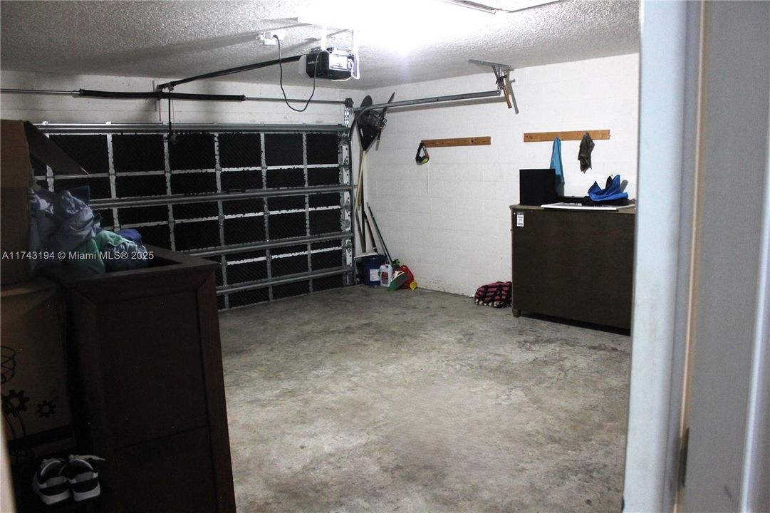 Active With Contract: $370,990 (3 beds, 2 baths, 1284 Square Feet)