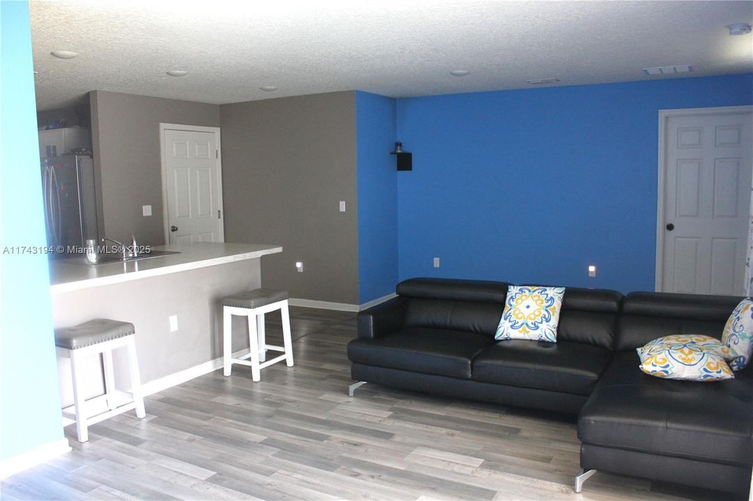 Active With Contract: $370,990 (3 beds, 2 baths, 1284 Square Feet)