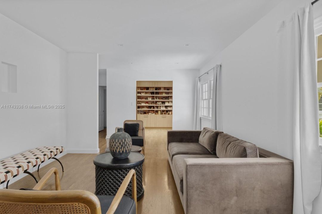 Под контрактом: $11,500,000 (7 спален, 5 ванн, 5472 Квадратных фут)