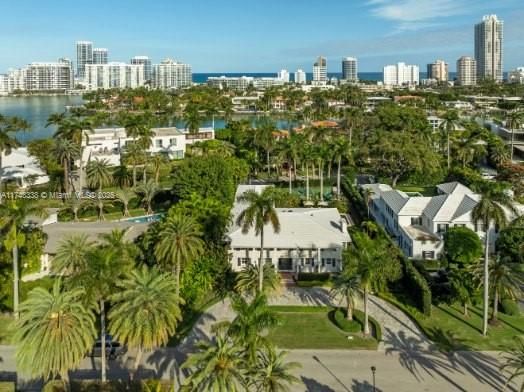 Под контрактом: $11,500,000 (7 спален, 5 ванн, 5472 Квадратных фут)