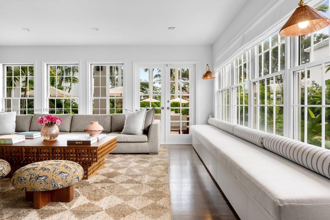 Под контрактом: $11,500,000 (7 спален, 5 ванн, 5472 Квадратных фут)