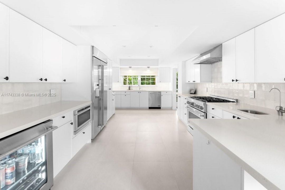 Под контрактом: $11,500,000 (7 спален, 5 ванн, 5472 Квадратных фут)