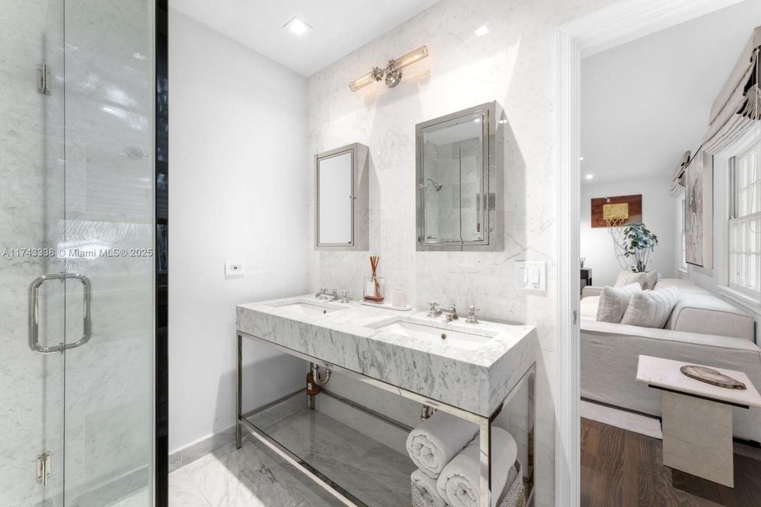 Под контрактом: $11,500,000 (7 спален, 5 ванн, 5472 Квадратных фут)