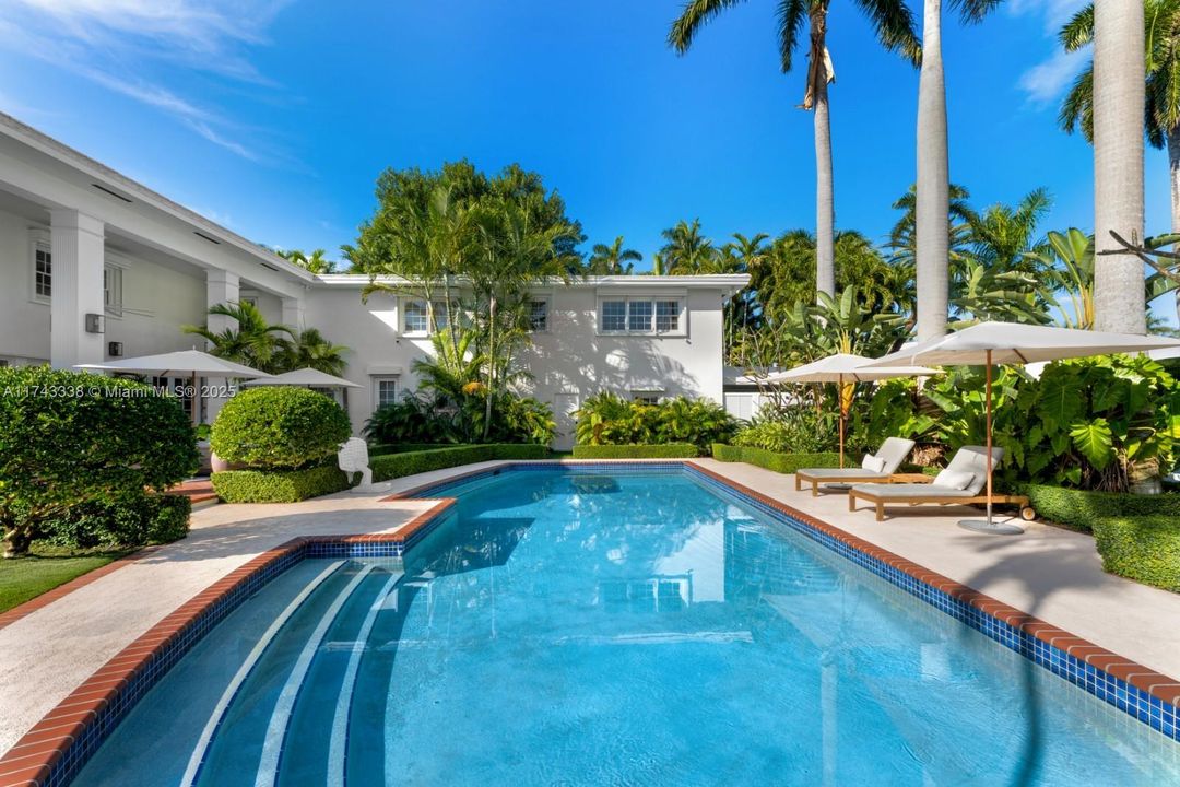 Под контрактом: $11,500,000 (7 спален, 5 ванн, 5472 Квадратных фут)