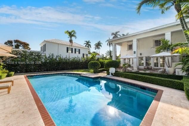 Под контрактом: $11,500,000 (7 спален, 5 ванн, 5472 Квадратных фут)