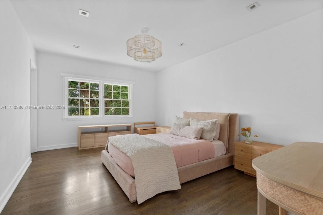 Под контрактом: $11,500,000 (7 спален, 5 ванн, 5472 Квадратных фут)