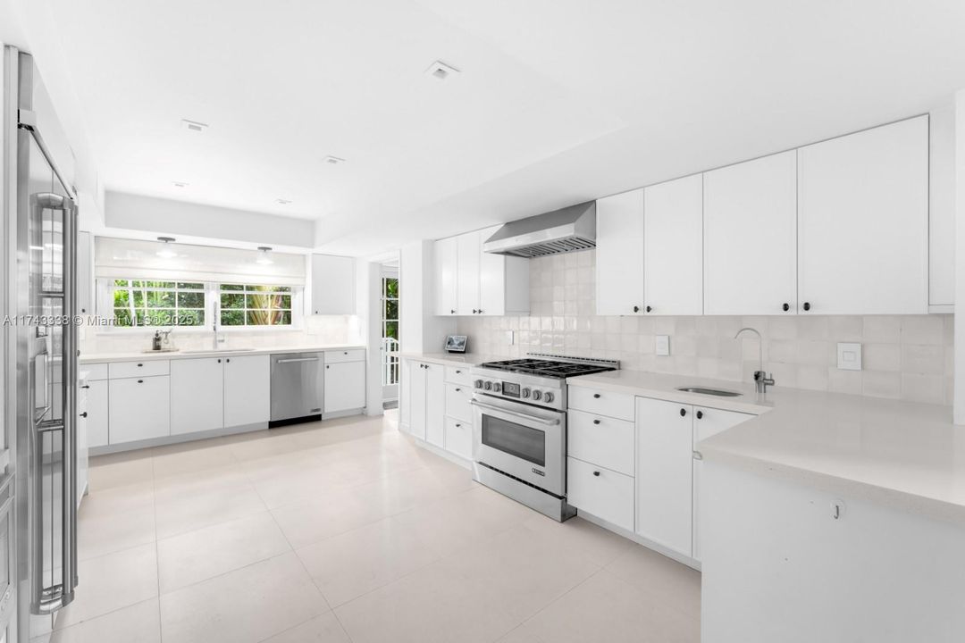 Под контрактом: $11,500,000 (7 спален, 5 ванн, 5472 Квадратных фут)