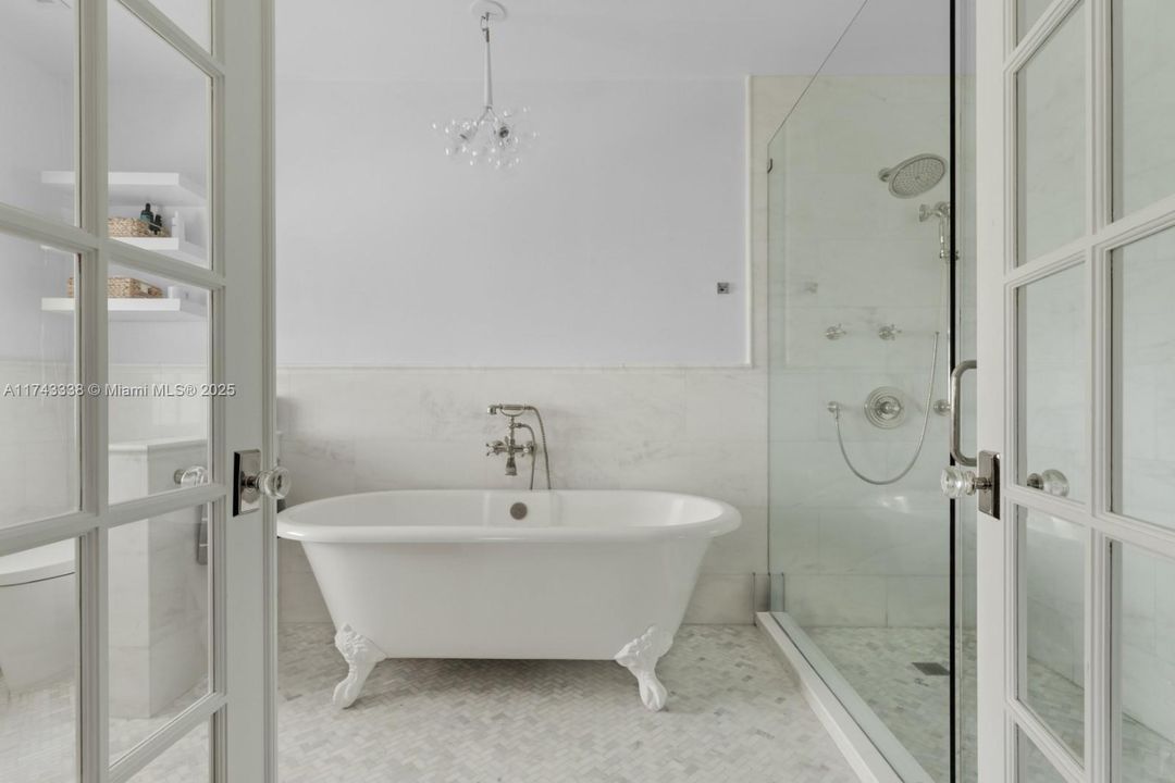 Под контрактом: $11,500,000 (7 спален, 5 ванн, 5472 Квадратных фут)