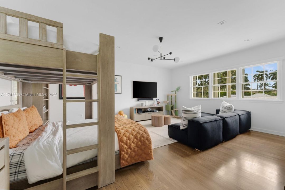 Под контрактом: $11,500,000 (7 спален, 5 ванн, 5472 Квадратных фут)