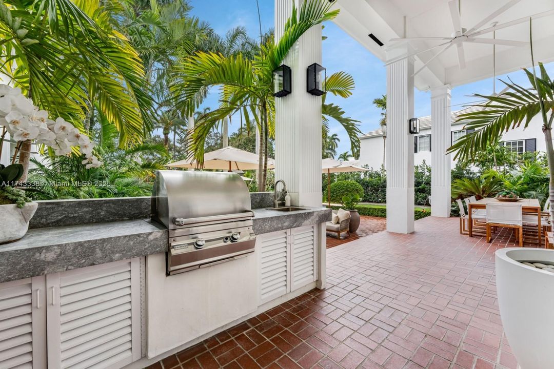 Под контрактом: $11,500,000 (7 спален, 5 ванн, 5472 Квадратных фут)