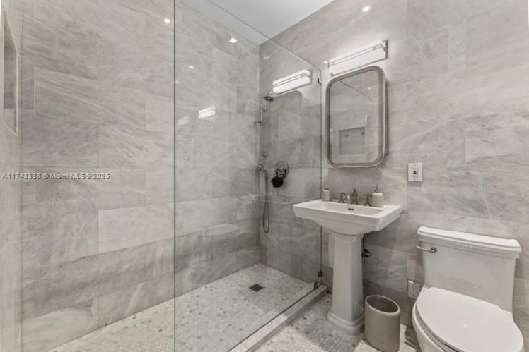 Под контрактом: $11,500,000 (7 спален, 5 ванн, 5472 Квадратных фут)