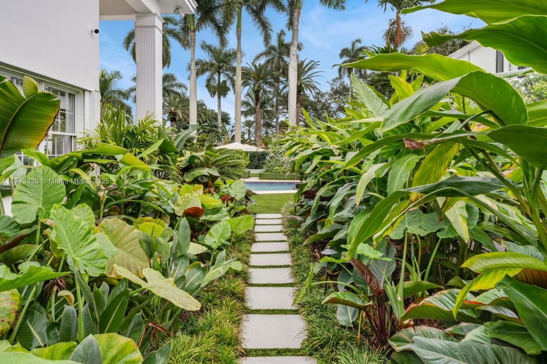 Под контрактом: $11,500,000 (7 спален, 5 ванн, 5472 Квадратных фут)