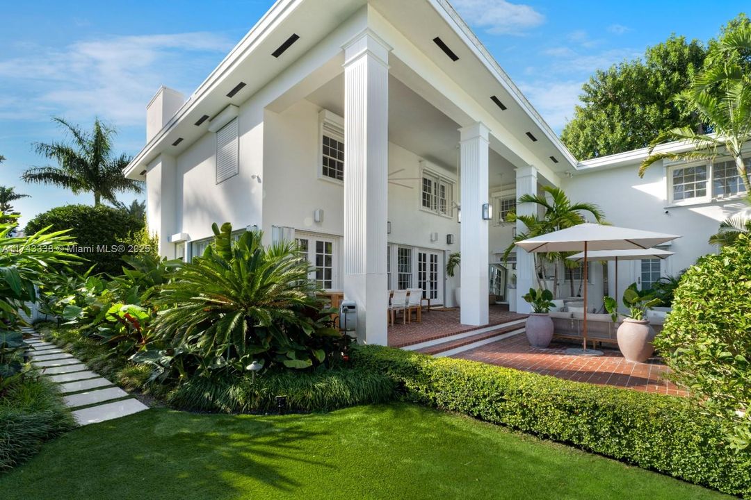 Под контрактом: $11,500,000 (7 спален, 5 ванн, 5472 Квадратных фут)