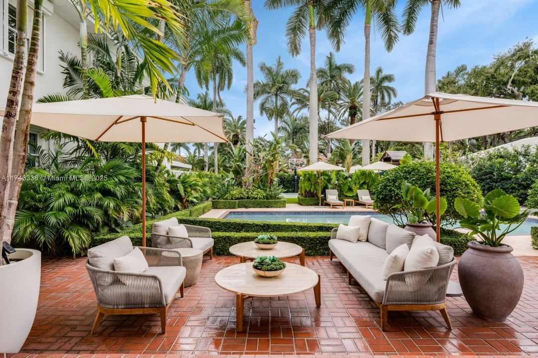 Под контрактом: $11,500,000 (7 спален, 5 ванн, 5472 Квадратных фут)