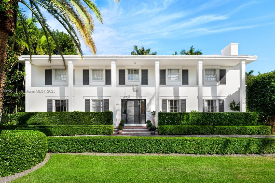 Под контрактом: $11,500,000 (7 спален, 5 ванн, 5472 Квадратных фут)