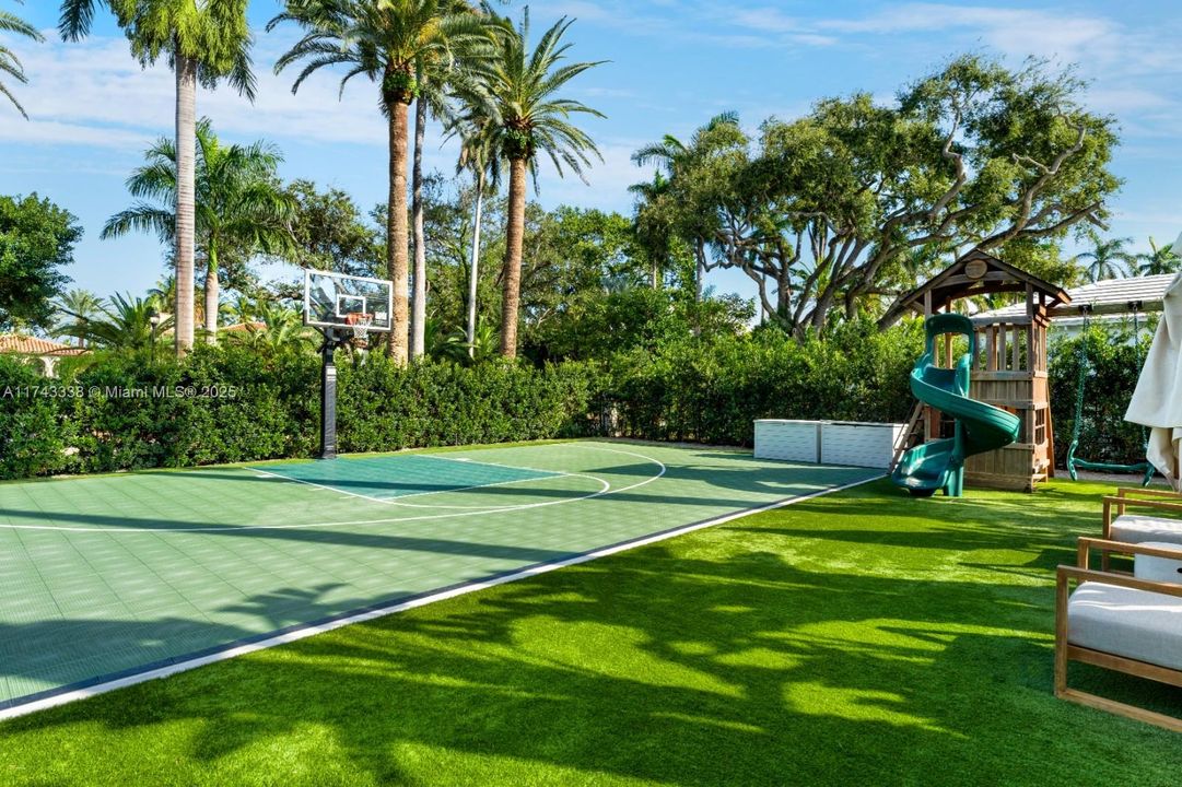 Под контрактом: $11,500,000 (7 спален, 5 ванн, 5472 Квадратных фут)