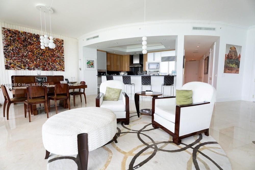 最近售出: $4,290,000 (2 贝兹, 2 浴室, 2136 平方英尺)