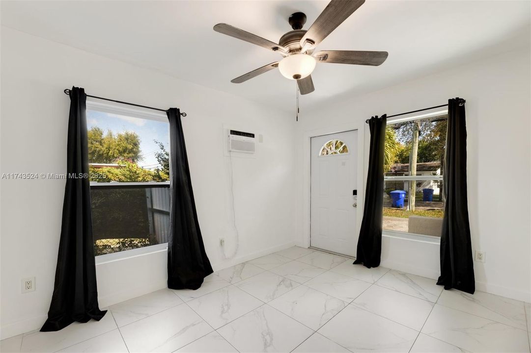 Recientemente alquilado: $4,900 (4 camas, 2 baños, 1453 Pies cuadrados)