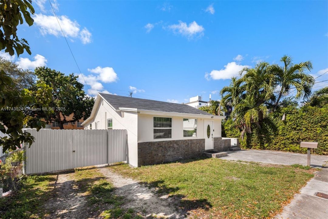 Recientemente alquilado: $4,900 (4 camas, 2 baños, 1453 Pies cuadrados)