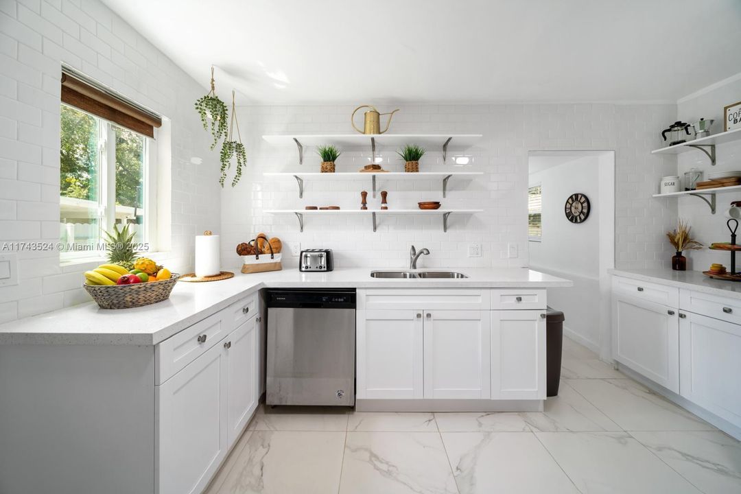 Recientemente alquilado: $4,900 (4 camas, 2 baños, 1453 Pies cuadrados)